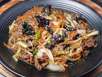 Stir fried glass noodles with beef and vegetables.