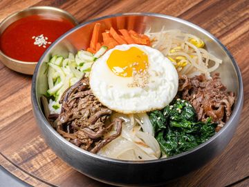 Steamed rice mixed with vegetables, beef and egg.