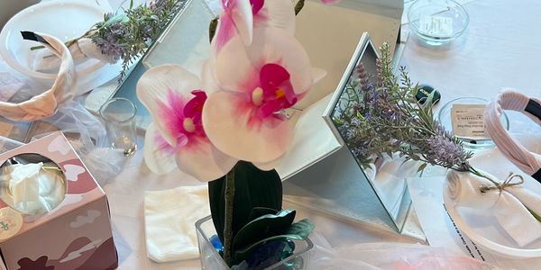 Our intimate spa gatherings allow you and your guests to unwind, reconnect, and glow within! 