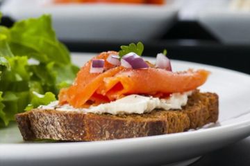 Smoked Salmon on Rye $16.90
Open sandwich cream cheese,
onion, capers & cherry tomato