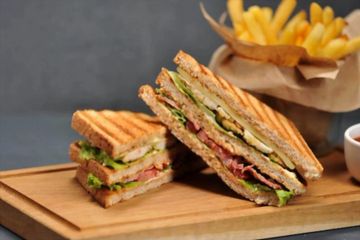 Club Sandwich $16.90
Chicken breast, bacon, egg, lettuce,
tomato, cheese, mayo in a three-tiered
tra