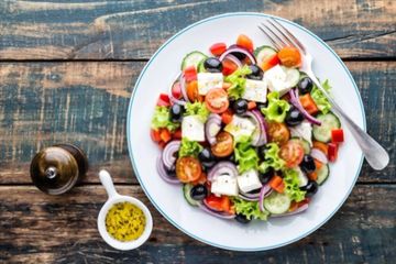 Greek Salad $13.90
Lettuce, tomatoes, feta, cucumber,
kalamata olives, oregano,
red capsicum and vin