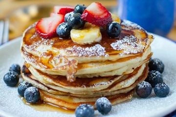 Pancakes 
W/ berry compote, caramelised banana, ricotta
mascarpone cream/whipped cream