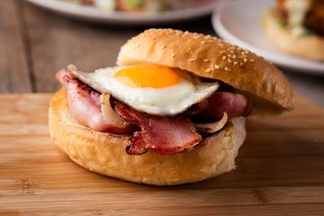 Bacon & Egg Roll 
Fried eggs, bacon on Turkish Roll (Aioli or BBQ
or Tomato or Chilli Sauce)