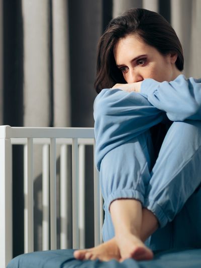 postnatal depression baby cot sad mum