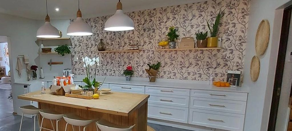 This contemporary kitchen showcases the perfect balance between craftsmanship, functionality, and mo