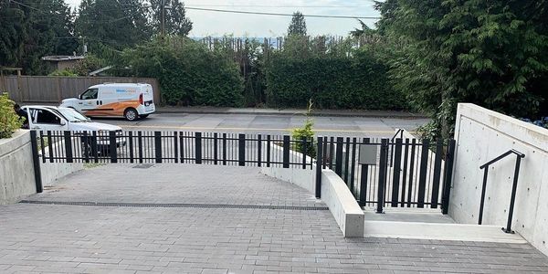 CUSTOM DESIGN RESIDENTIAL DRIVEWAY GATE