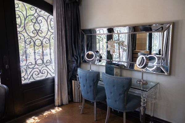 Two make-up stations await you in your private salon.