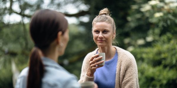 Outdoor Coaching im Garten bei Little Sweden Coaching – entspannte Sparring-Session für Führungskräf