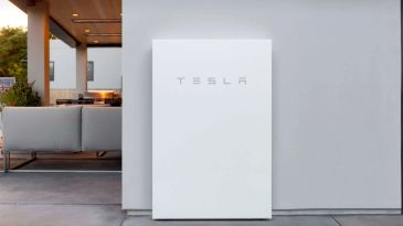 Batería Tesla Powerwall instalada en exterior.