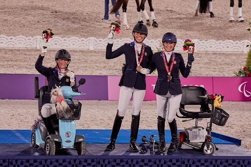 Roxanne Trunnell, Kate Shoemaker, Rebecca Hart standing for Bronze (CREDIT: FEI/LIZ GREGG) Roxanne Trunnell, Kate Shoemaker, Rebecca Hart standing for Bronze (CREDIT: FEI/LIZ GREGG)