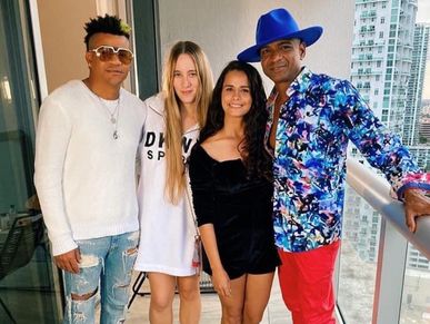 Decemer Bueno 
Randy Malcom 
Rebeca Proenza 
Sisy Gomez 