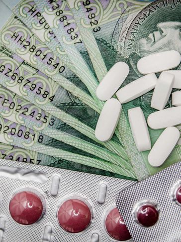 Polish banknotes and various medications in blister packs.
