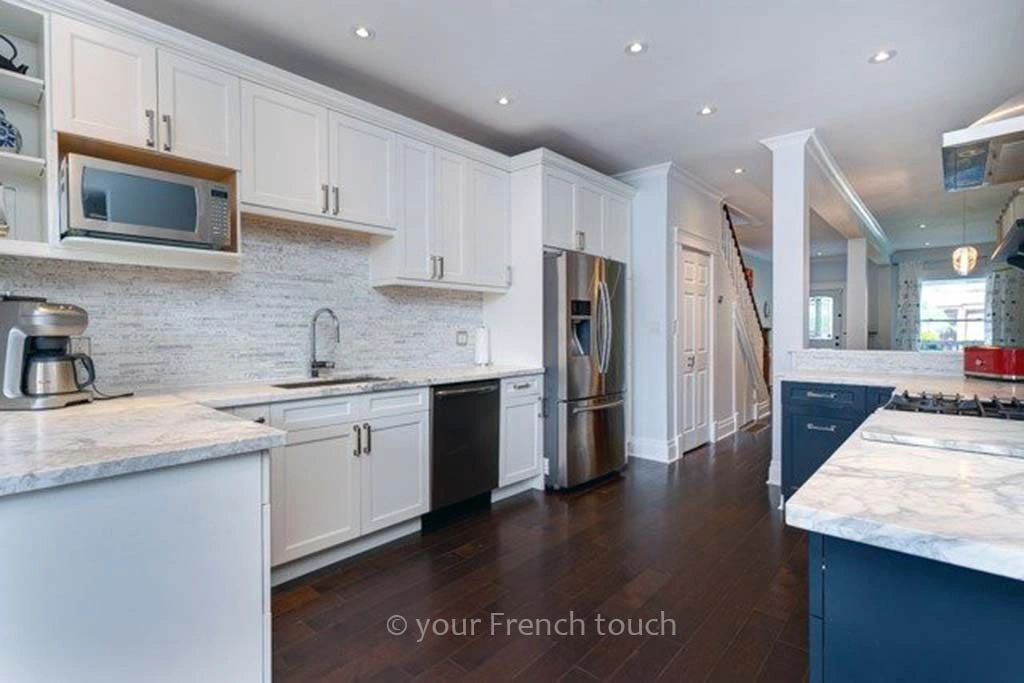 White kitchen marble backsplash dark floors