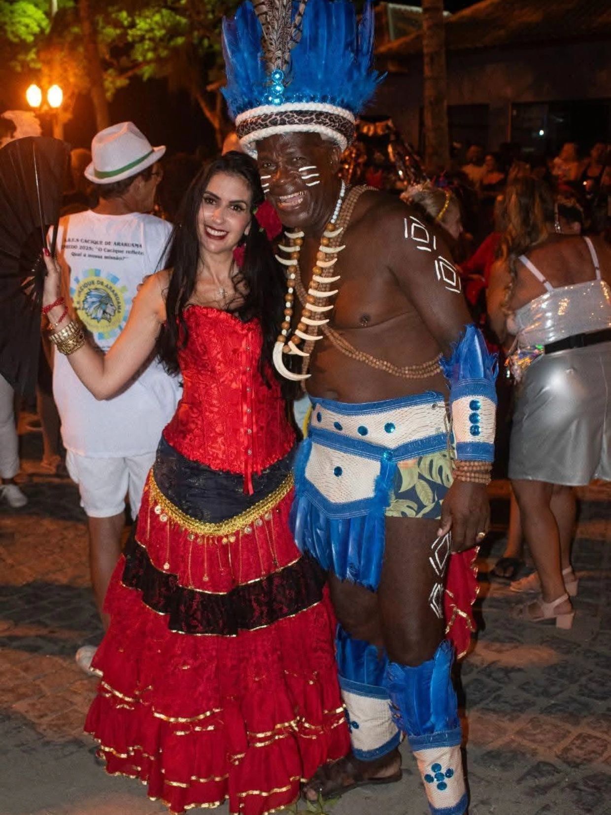 Marcelly Maya ao lado do Cacique de Araruama no carnaval 2025.