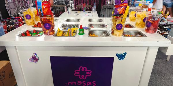 Barra de snacks de Mesas y Momentos con papas, dulces y Doriesquites para eventos.