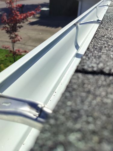 New seamless gutters being installed in Corvallis Oregon 