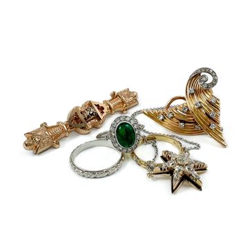A group of vintage and antique jewelry