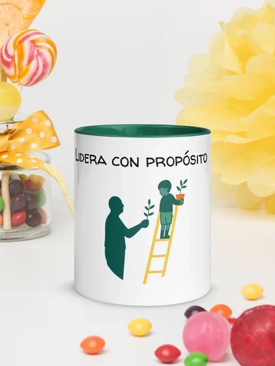 Mug with illustration of a person guiding a child, captioned 'LIDERA CON PROPÓSITO'.