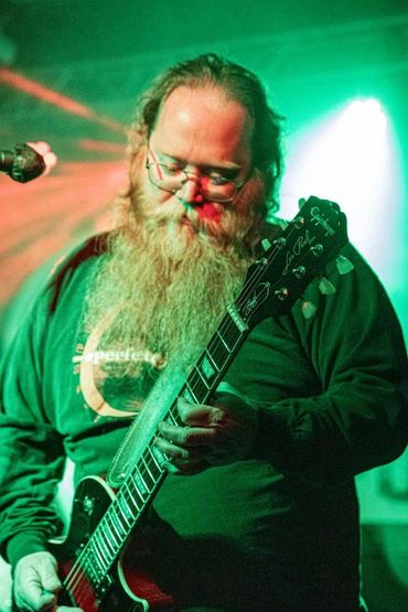 Kevin Helton shreds his Les Paul while the crowd screams.