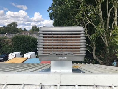 Evaporative cooling installation on a warehouse roof