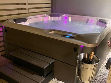 Hot Tub Pamper Packages at Hayley's Beauty at The Zen Den Beauty Salon in Tilehurst, Reading