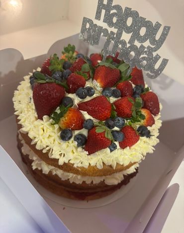 Fresh cream and fruit cake 
