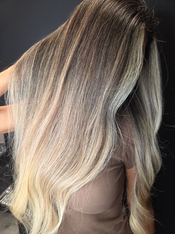 Balayage ombré blond, Cheveux Frisés, Raidit au Steam Pods.