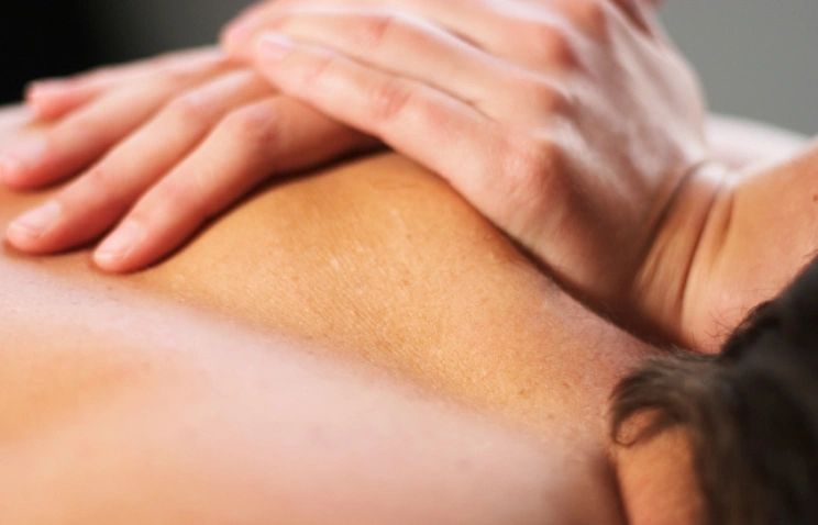 40 Minute Back Neck & Shoulder Massage – Robert John Hair & Beauty