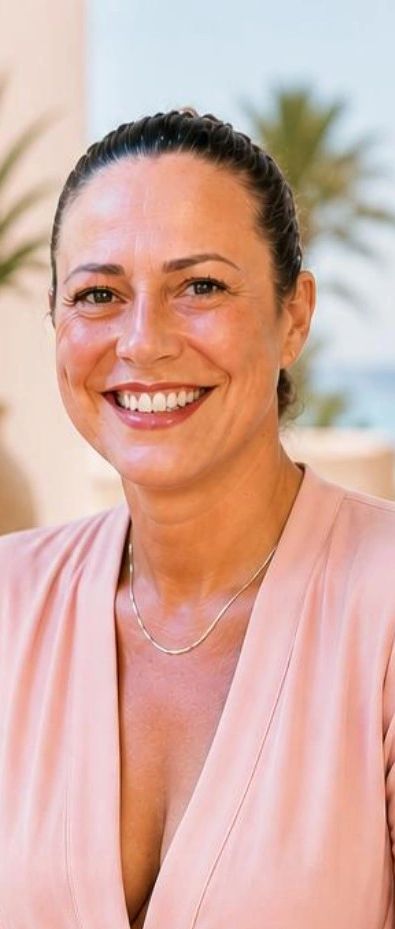 portrait of Simona Thai, holistic massage therapist and founder of grounding energies in ibiza