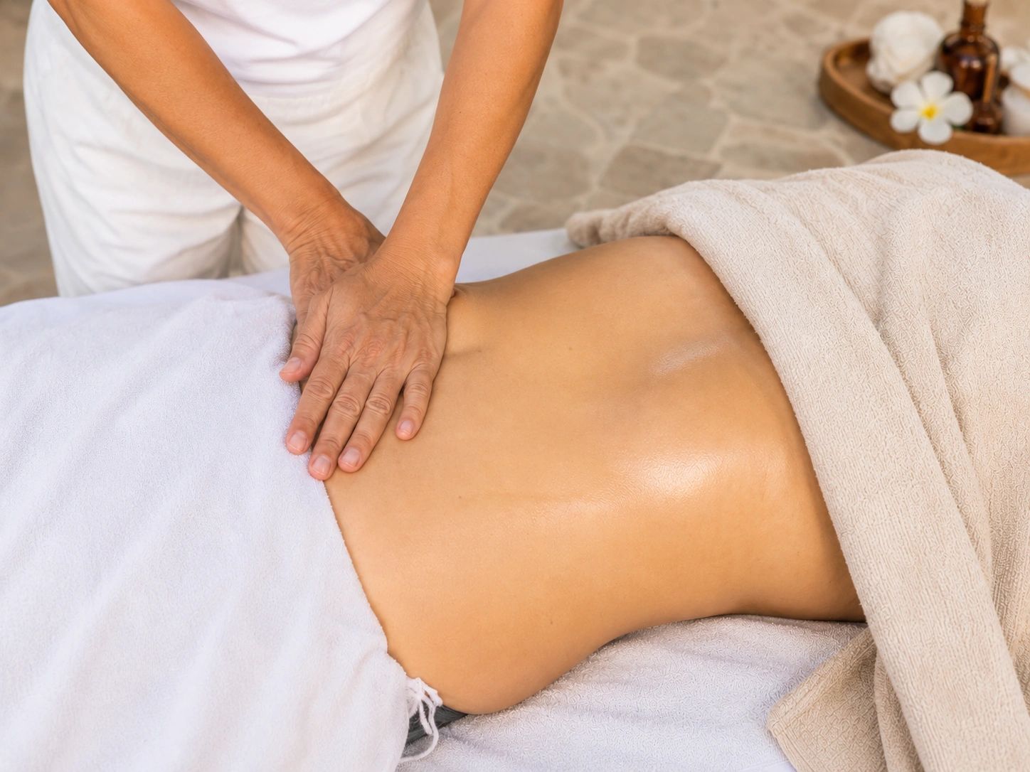 Detox massage in Ibiza, massage on the belly, the abdominal massage helps lymphatic system to drain 