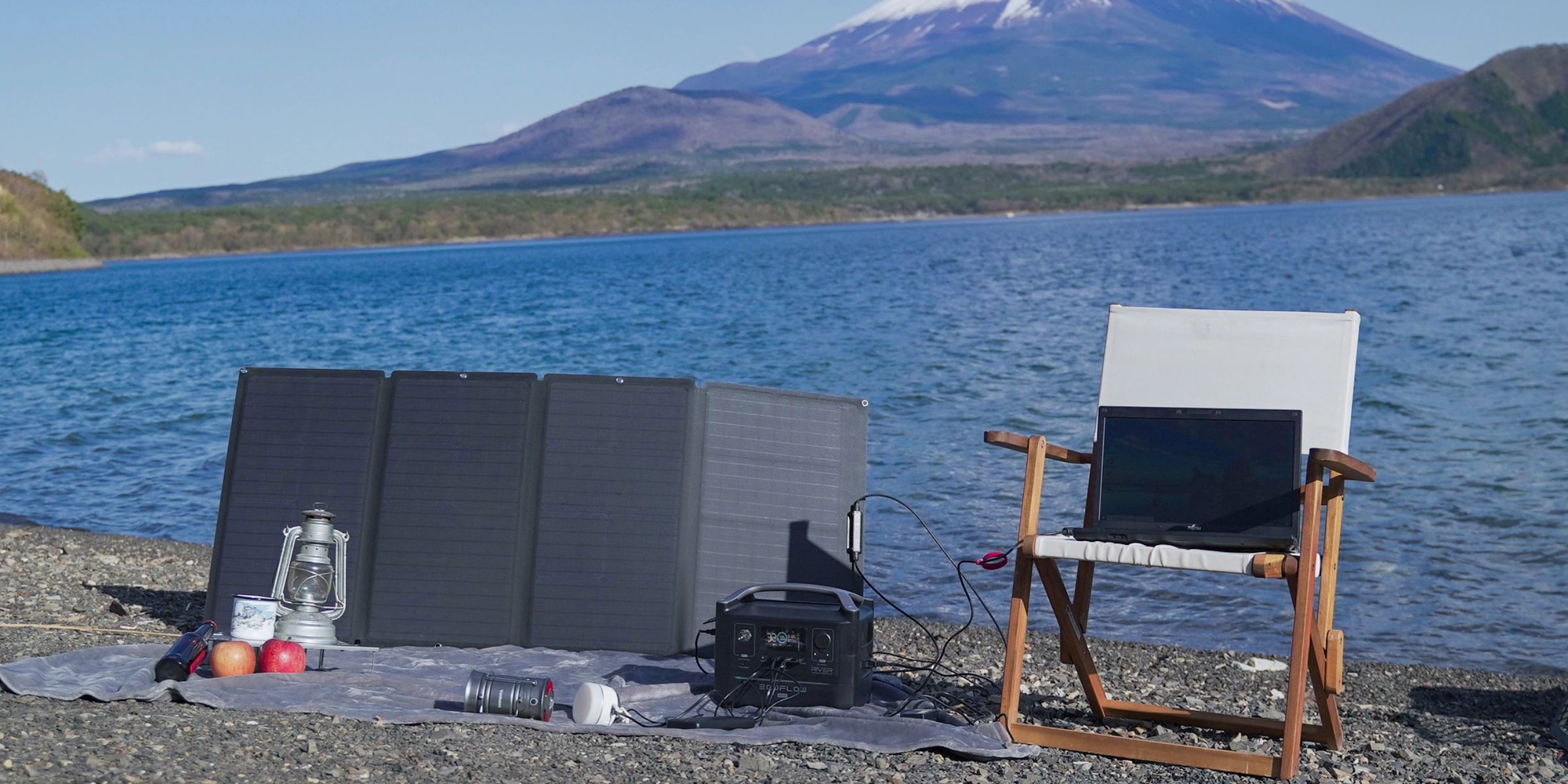 Silla de camping con laptop en el exterior con alimentación eléctrica de soluciones EcoFlow