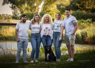 Familienfoto im Freien mit Hund. 