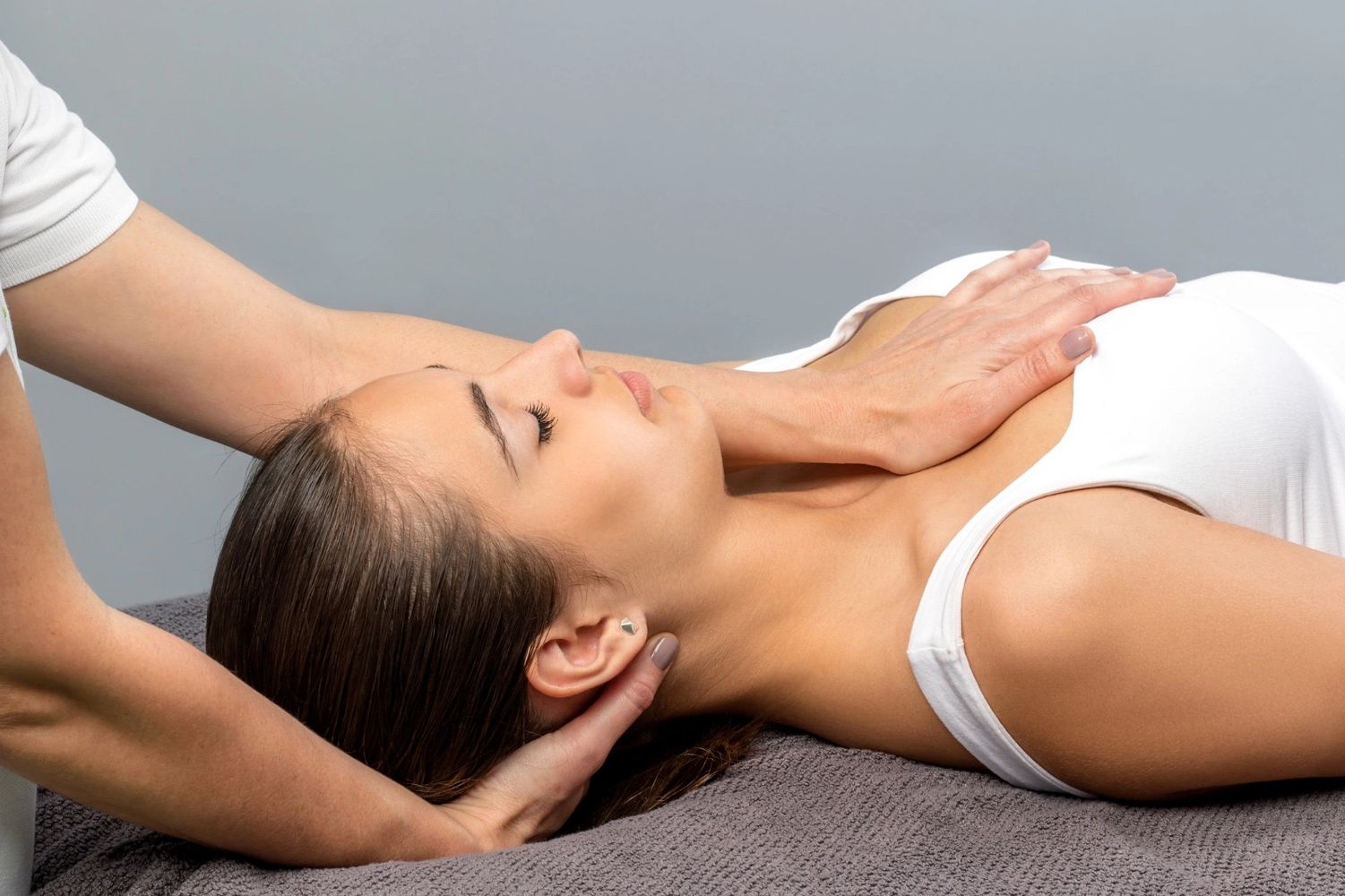 Akasha health Manual Osteopathy. Myofascial technique on sternum and neck helps to relieve neck pain
