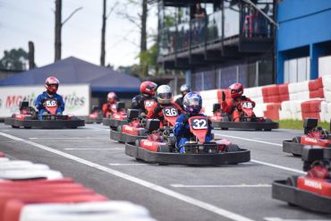Corrida de kart com várias pessoas competindo.
