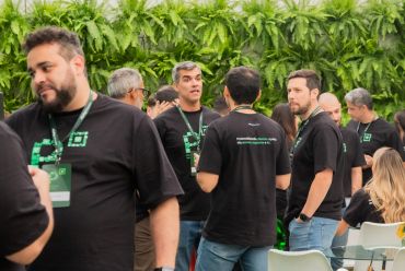 Grupo de pessoas conversando em evento.