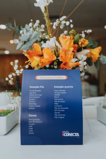Cartaz de menu com flores ao fundo.