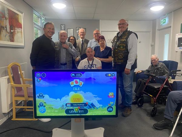 Local freemasons donation to an Otley care home