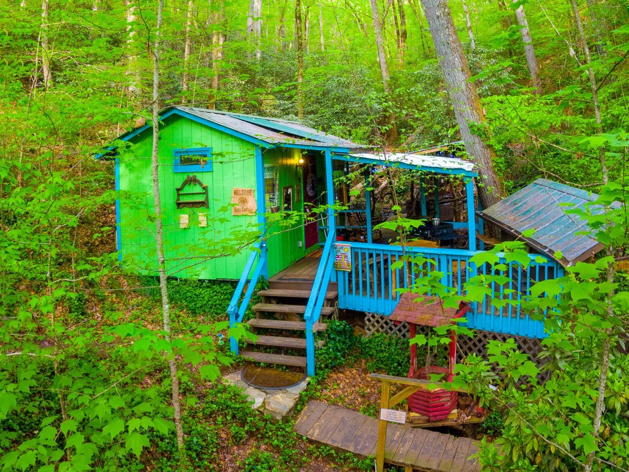 COZY COTTAGE at Bear Creek Lodge and Cabins in Helen Ga
Over Spring Creek
Mountainside
1 Qu
Slps 2