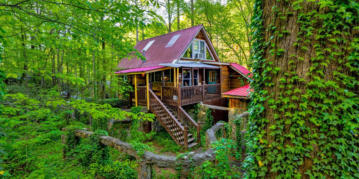 FISHERMAN'S CABIN at Bear Creek Lodge and Cabins in Helen Ga
Hot Tub
River
1 King/1 Q & 2 T
Slps 6