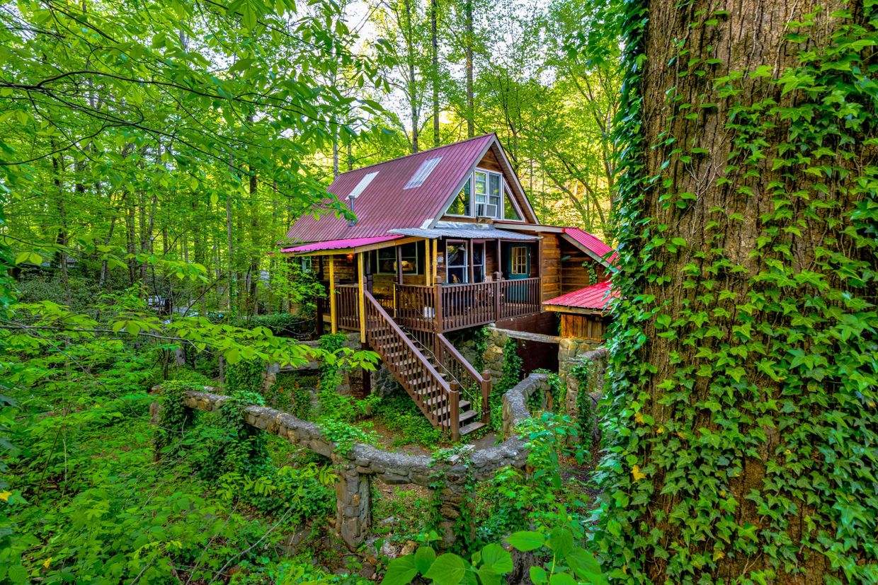 FISHERMAN'S CABIN at Bear Creek Lodge and Cabins in Helen Ga
Hot Tub
River
1 King/1 Q & 2 T
Slps 6