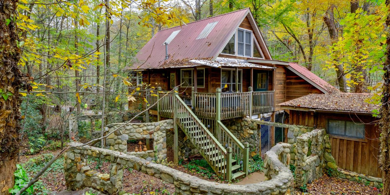 FISHERMAN'S CABIN at Bear Creek Lodge and Cabins in Helen Ga
Hot Tub
River
1 King/1 Q & 2 T
Slps 6