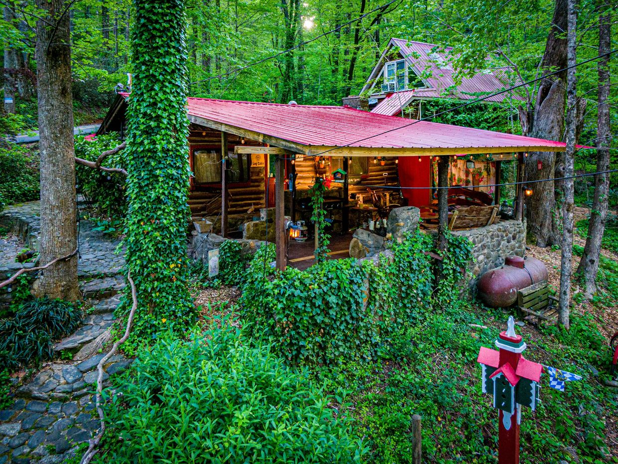 LOG CABIN at Bear Creek Lodge and Cabins in Helen Ga
River
1928 Hand Hewn Cabin 
1 K/1 Full
Slps 4 