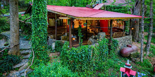 LOG CABIN at Bear Creek Lodge and Cabins in Helen Ga
River
1928 Hand Hewn Cabin 
1 K/1 Full
Slps 4 