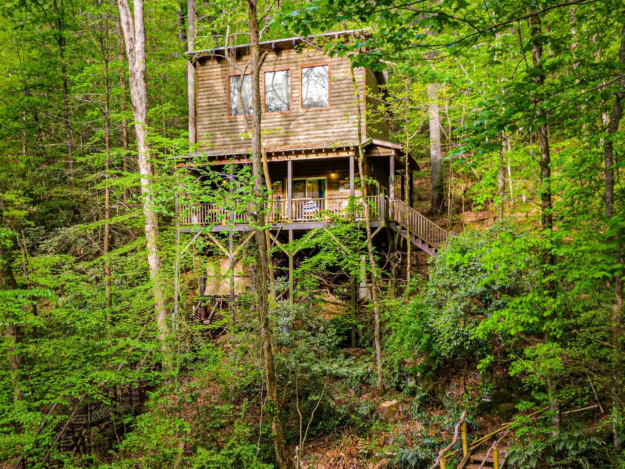 THE TREEHOUSE at Bear Creek Lodge and Cabins in Helen Ga
Hot Tub 
2 Queen/1 Twin
Sleeps 5