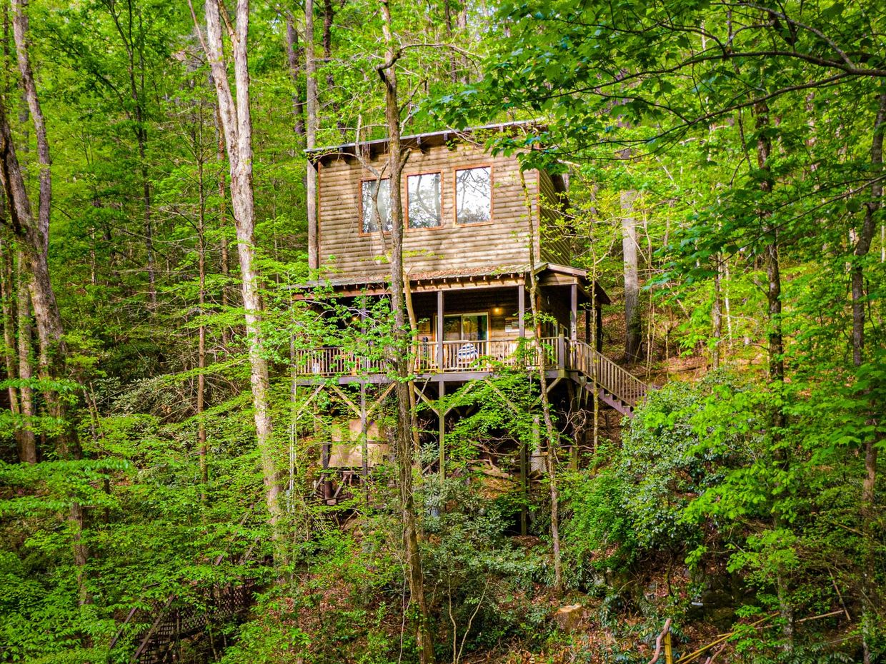 THE TREEHOUSE at Bear Creek Lodge and Cabins in Helen Ga
Hot Tub 
2 Queen/1 Twin
Sleeps 5