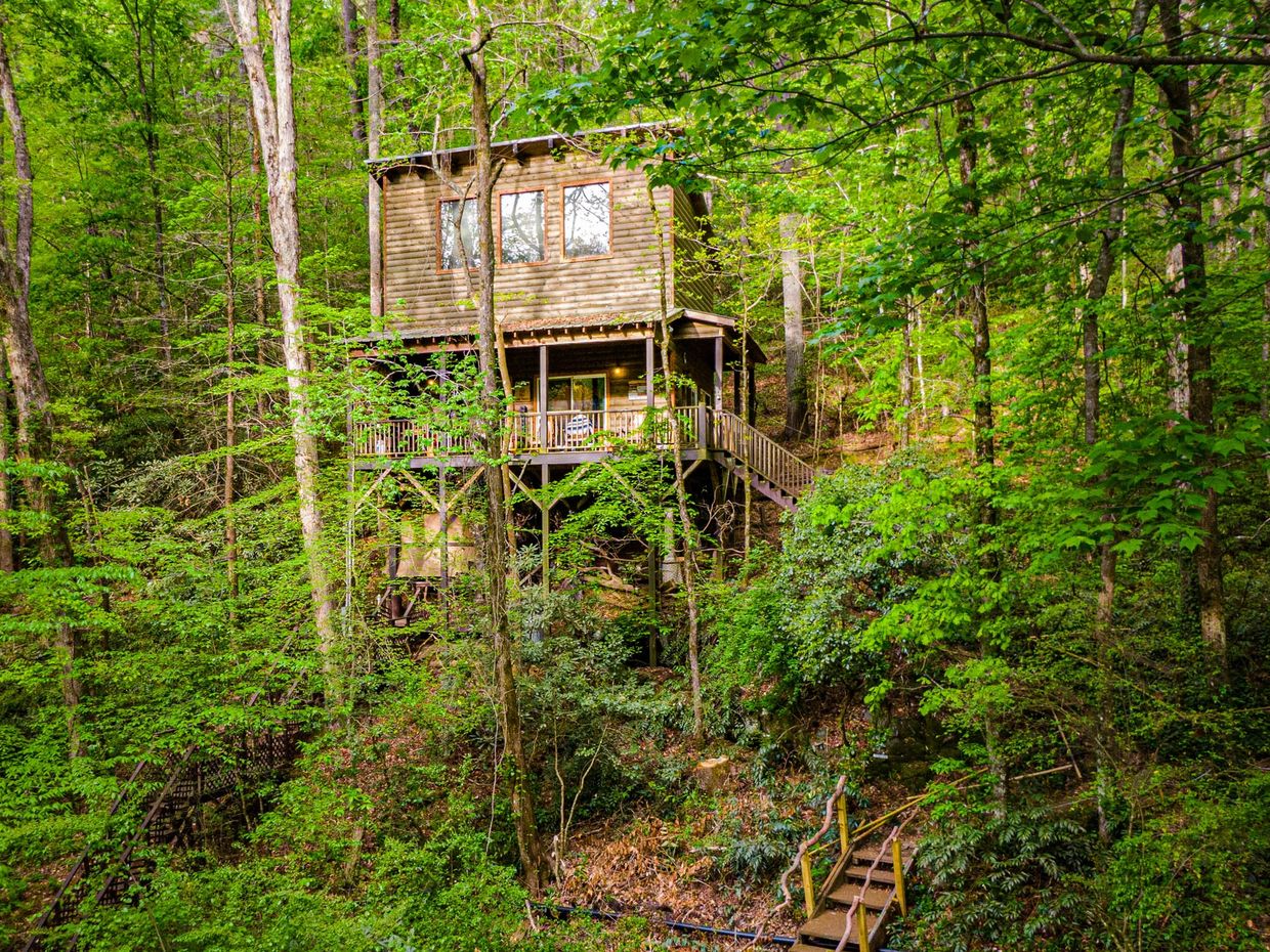 THE TREEHOUSE at Bear Creek Lodge and Cabins in Helen Ga
Hot Tub 
2 Queen/1 Twin
Sleeps 5