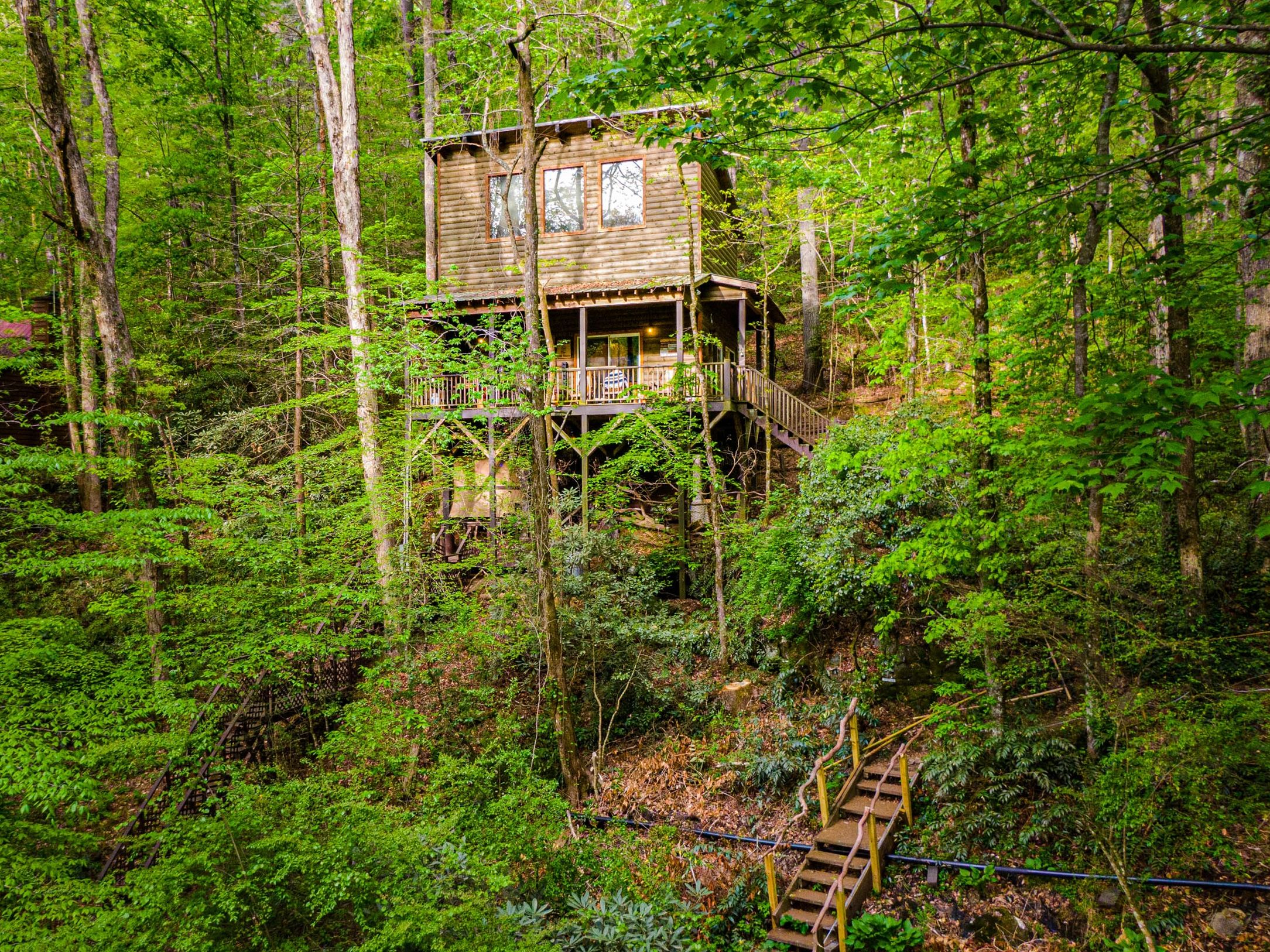 THE TREEHOUSE at Bear Creek Lodge and Cabins in Helen Ga
Hot Tub 
2 Queen/1 Twin
Sleeps 5