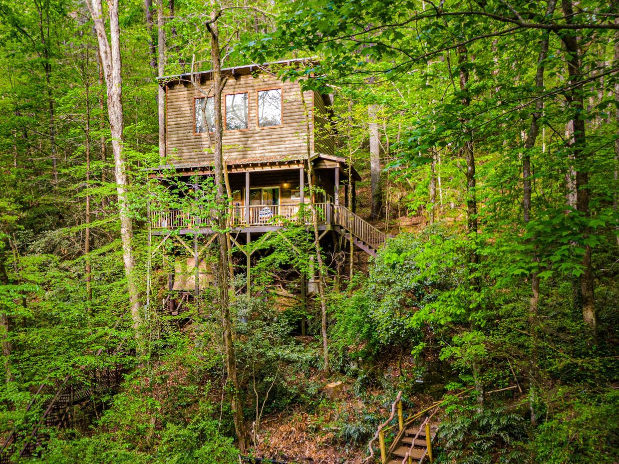 THE TREEHOUSE at Bear Creek Lodge and Cabins in Helen Ga
Hot Tub 
2 Queen/1 Twin
Sleeps 5