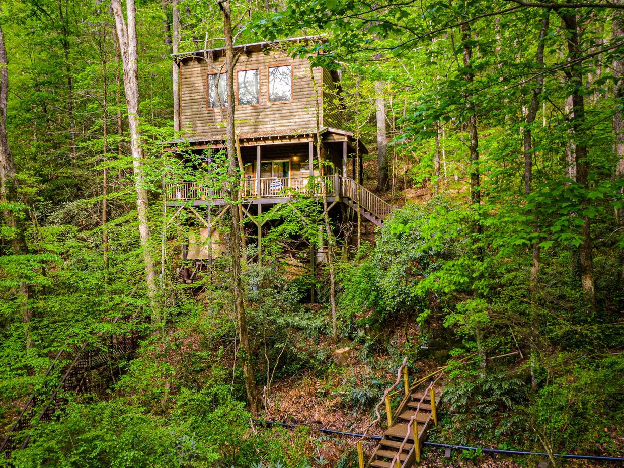 THE TREEHOUSE at Bear Creek Lodge and Cabins in Helen Ga
Hot Tub 
2 Queen/1 Twin
Sleeps 5